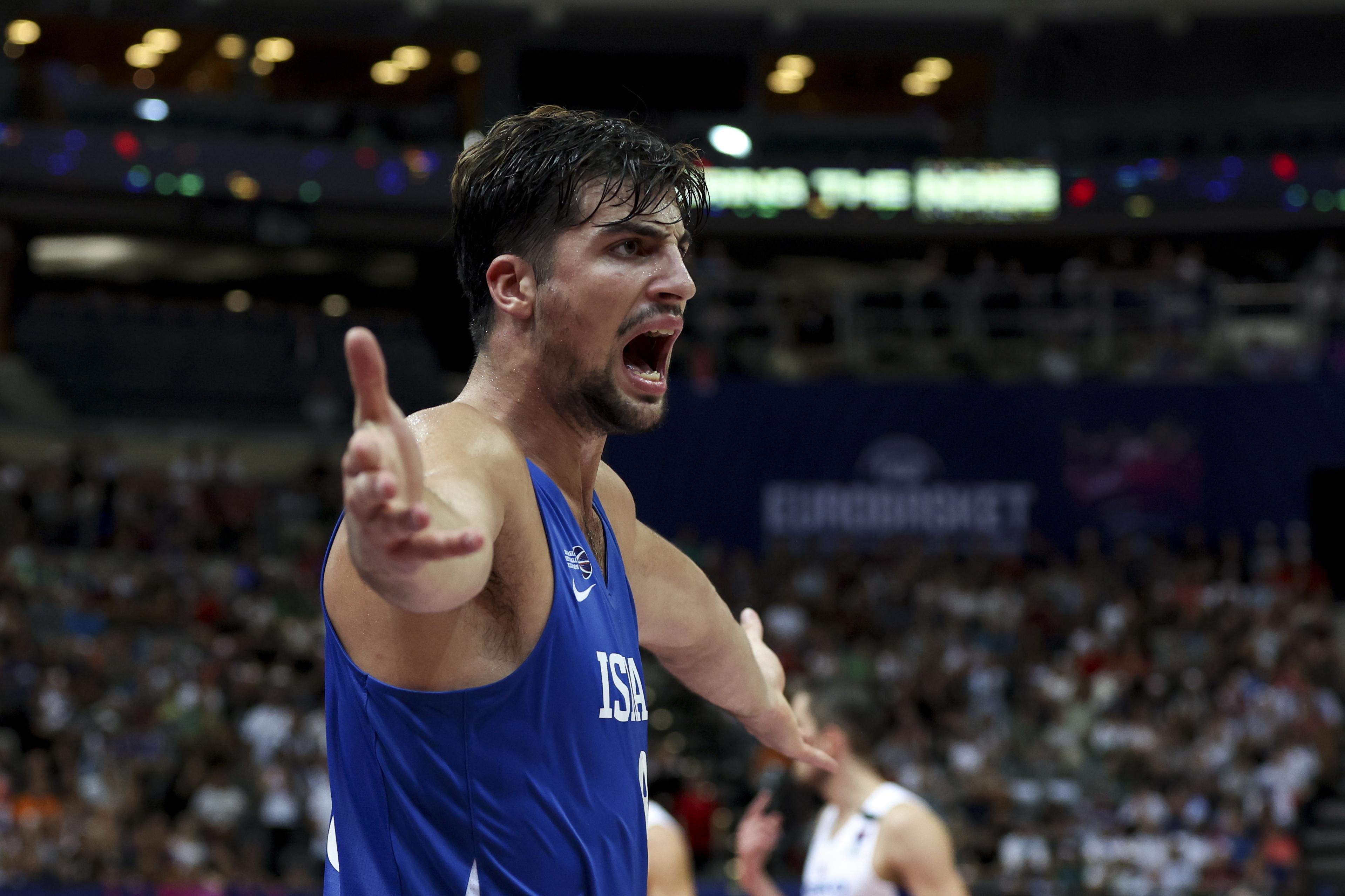 外线还没投开!阿夫迪亚半场三分4中0拿下11分4板1助3帽